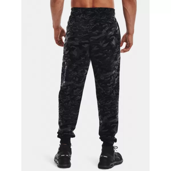  Moške trenirke UNDER ARMOUR RIVAL FLC CAMO SCRIPT JGR 1366313-001 ČRNA 