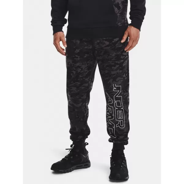  Moške trenirke UNDER ARMOUR RIVAL FLC CAMO SCRIPT JGR 1366313-001 ČRNA 