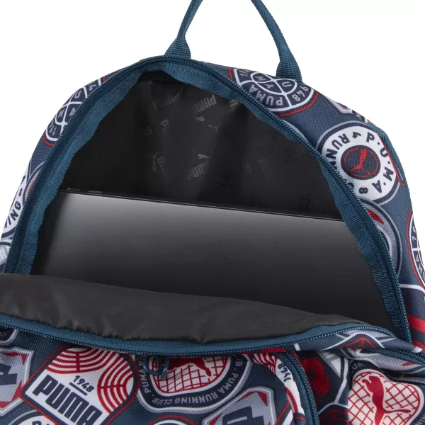  Nahrbtnik PUMA ACADEMY AOP BACKPACK 09115027 POLNOČNI BENCIN/ZA VSE ČASE RDEČE/TEKAŠKE ZNAČKE AOP 