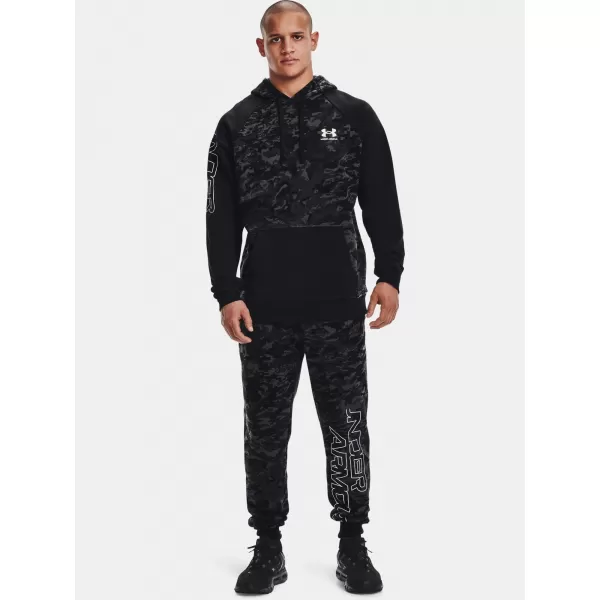  Moške trenirke UNDER ARMOUR RIVAL FLC CAMO SCRIPT JGR 1366313-001 ČRNA 