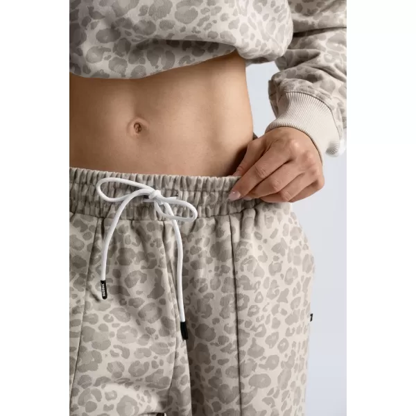  Vrečaste trenirke z leopardjim vzorcem NEBBIA PRIMAL 865 KREMNI LEOPARD 