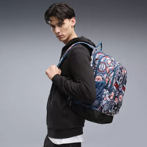  Nahrbtnik PUMA ACADEMY AOP BACKPACK 09115027 POLNOČNI BENCIN/ZA VSE ČASE RDEČE/TEKAŠKE ZNAČKE AOP 