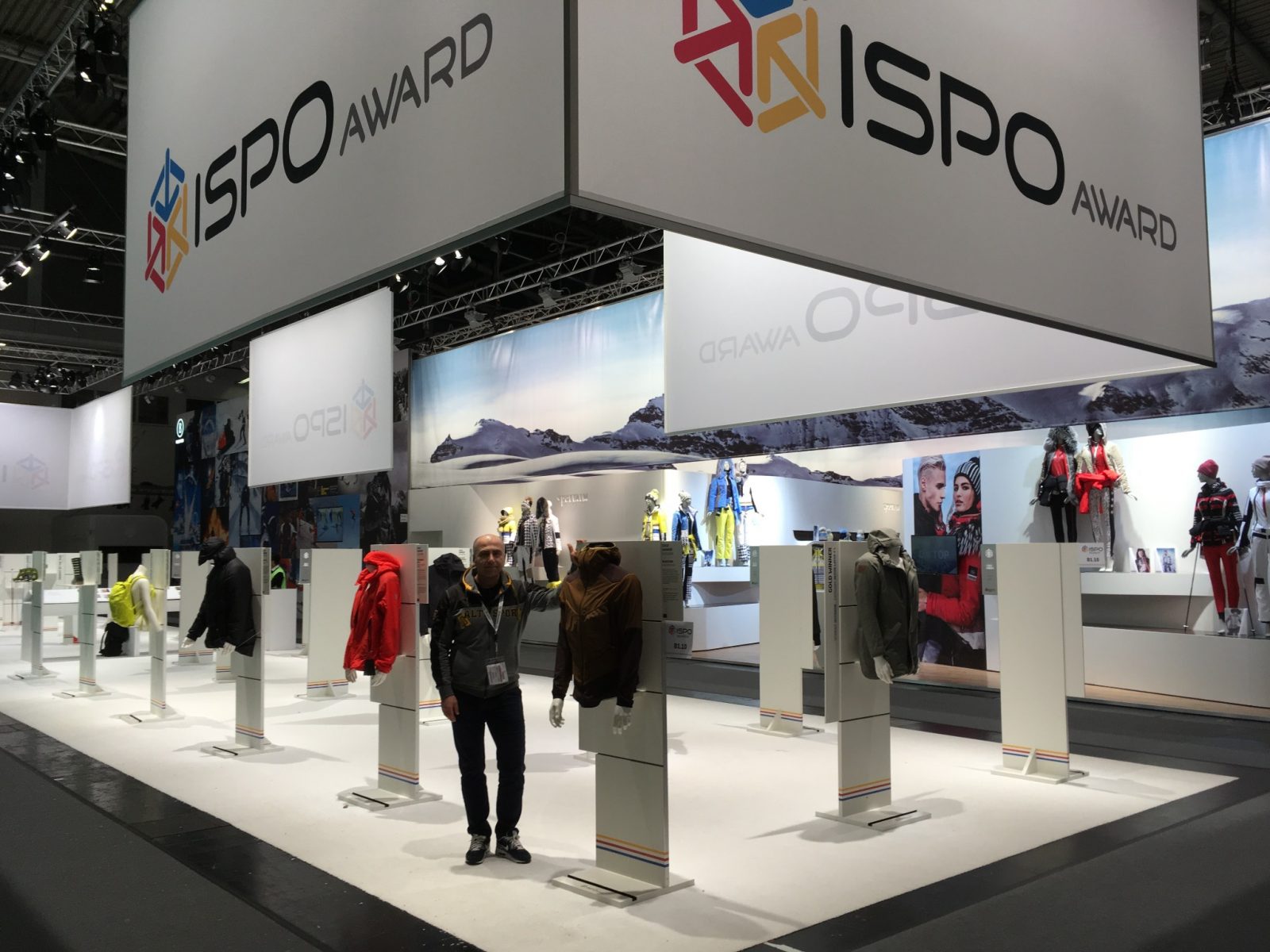 Razstava nagrad ISPO s športnimi oblačili in obiskovalci