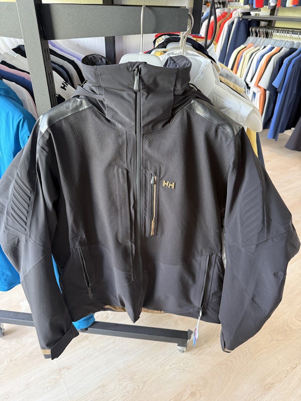 Temna tehnična jakna Helly Hansen s kapuco in zadrgami